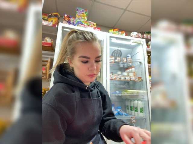 Sändningsbilder blonde_in_top