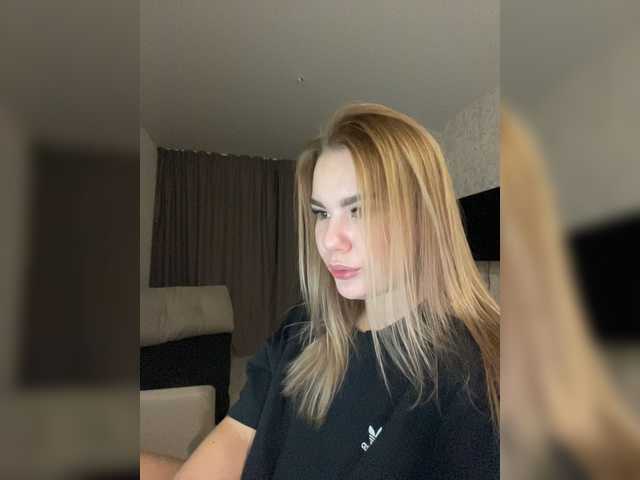Sändningsbilder blonde_in_top