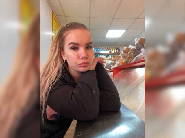 Sändningsbilder blonde_in_top
