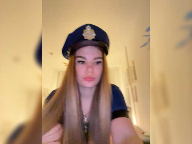 Sändningsbilder blonde_in_top
