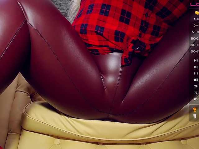 Foton AdelleQueen "♥kiss the floor piece of ****!♥ #bbw #bigboobs #mistress #latex #heels #gorgeous