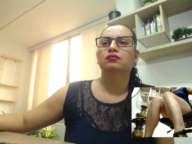 Foton Atennas Hot secretary wanting to play without noise his boss is near