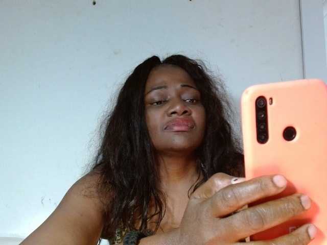 Sändningsbilder BigBustyBlack