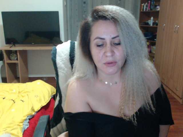 Foton BlondeElla 1000 tokens who want me and love me