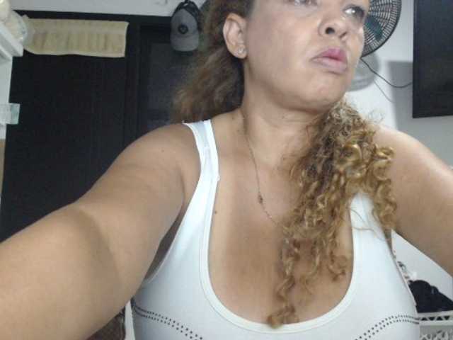 Foton BustyAngela show Naked 70. show tits. 30 show pussy 45. play with pussy 100 c2c 35 garganta profunda 80