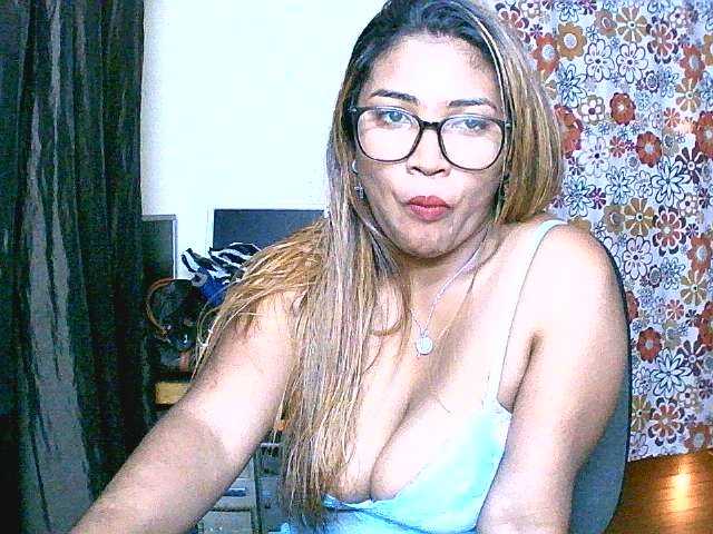 Foton butterfly007 hello guys ,lets play too hot,any flash 20tkn,twerk panty off 35tkn,naked 50tkn .squirt 100tkn,come to privat show for funny
