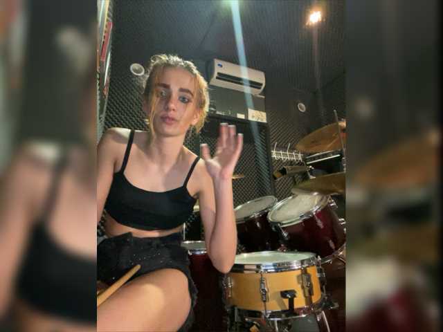Foton EmmylieMorris I'm in music studio today*-* And I'm really sorry if its lagging a bit...Pleqase tip 5 tk^-^ Write in FREE CHAT^-^I really love 5 tk UH(Ultra High) vibration *_*