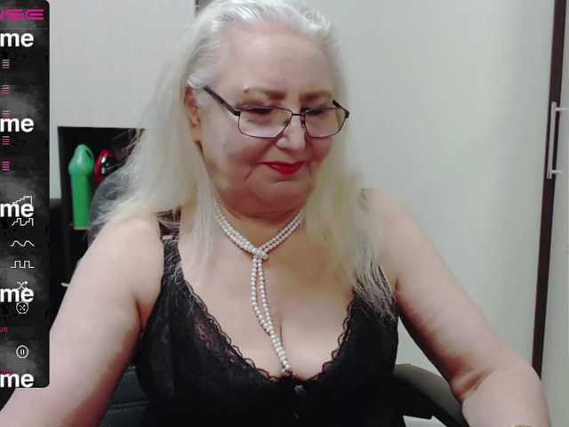 Foton GrannyWants all shows in clothes only for tokens.. undress only in private