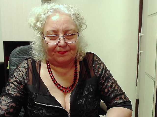 Foton GrannyWants all shows in clothes only for tokens.. undress only in private