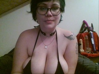 Foton KendraCam HUGE TITS!! Smoking curvy geeky gamer girl! (ENG/NL/FR)