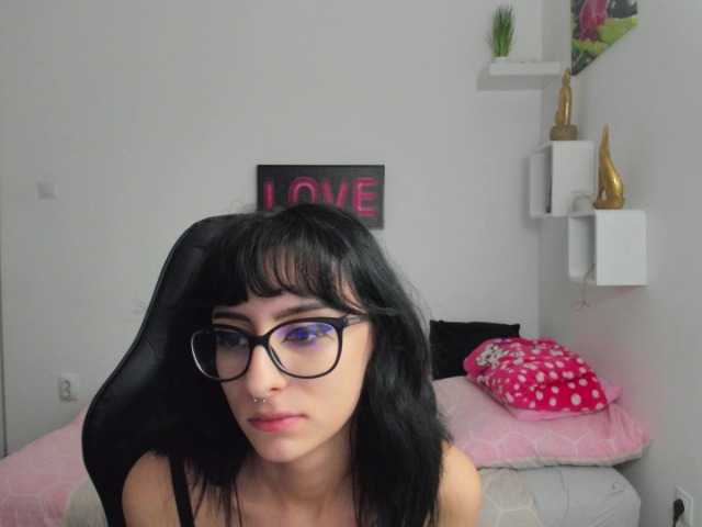 Foton LeighDarby18 hey guys, #cum join me #hot show and find out if u can make me #naked #skinny #glasses