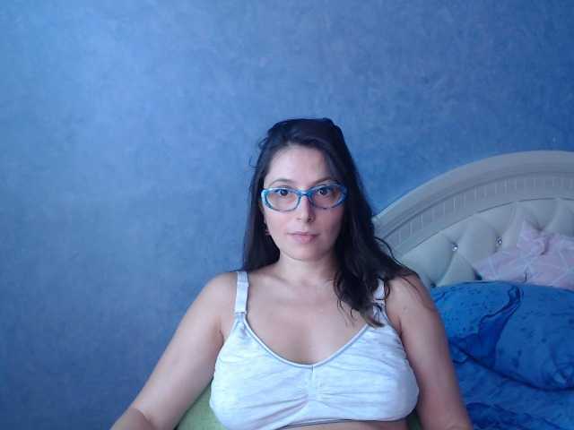 Foton LisaSweet23 hi boys welcome to my room to chat and for hot body to see naked in private))