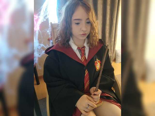 Foton LittleDelora Welcome to my Hogwarts, this Halloween I will be dressed as Hermione with a wand that shoots fire. Come in and we’ll learn spells together) P.S. I’m only a 1st year student @total countdown @sofar collected @remain left until the show starts!