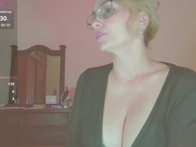 Foton myloverlee In silence, the children are at home,With 1 tokens, active vibrator, wet my pussy...HORNY FOR YOU,FAV 55