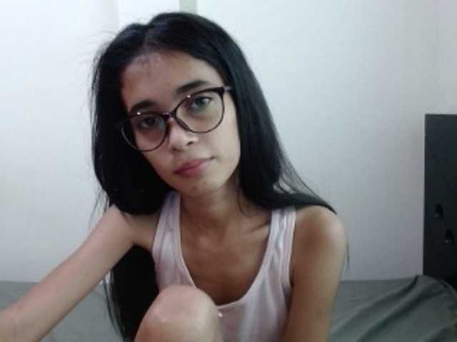 Foton petit-linda18 Shhhh. Im not alone. I have to be quiet but let's have quiet fun together. #18 #young #smalltits #skinny #tits