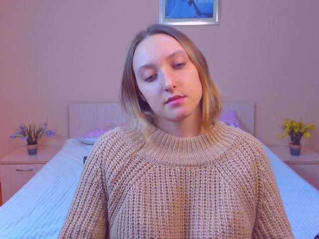 Foton ShondaMarsh I don't undress in the free chat. an air kiss - 25 tokens, to show the whole body-60 tokens, to turn around in the pose of a dog-150. the rest is only in private