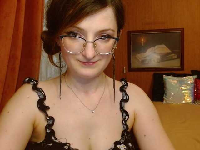 Foton tastyAriel Sweet and yet dang naughty ;) #innocentface #sweet #petite #glasses #fetish #natural #domina #teaser #cfmn #joi #cei #cbt #sph